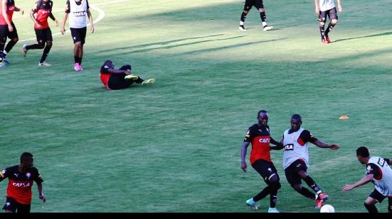 Imagem Com jovens zagueiros, Vitória está relacionado para enfrentar o Serrano