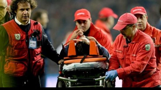 Imagem Lateral da seleção brasileira recebe alta médica após choque em partida