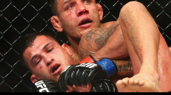 Imagem Rafael dos Anjos massacra Anthony Pettis e conquista cinturão dos leves no UFC