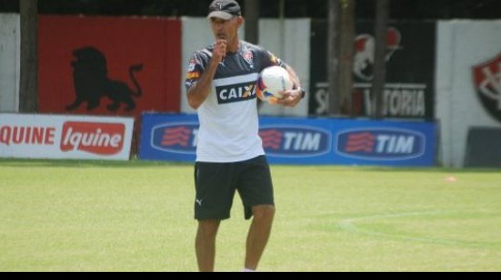 Imagem Carlos Amadeu que usar críticas como forma de incentivo no Vitória