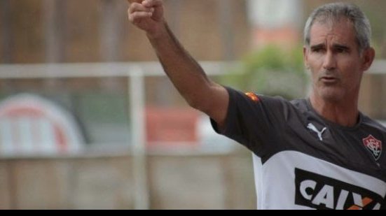 Imagem Amadeu reconhece início de jogo ruim, mas destaca mudança de postura da equipe