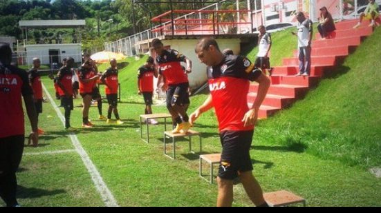 Imagem Com técnico interino, elenco do Vitória retorna aos treinos nesta segunda