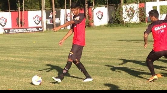 Imagem Amadeu comanda treino com bola na reapresentação do Vitória