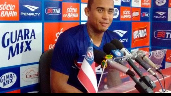 Imagem Com Jean poupado, Douglas Pires ganha nova chance e quer manter ímpeto