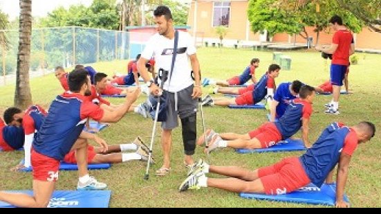 Imagem Recém-operado, Railan visita companheiros em treino físico do Bahia