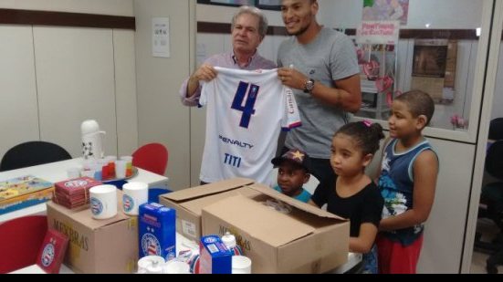 Imagem Titi visita crianças do GACC e Bahia anuncia que titulares enfrentam o Galícia