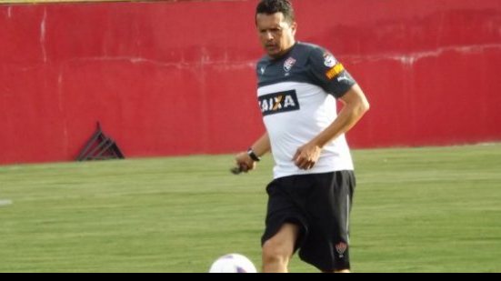 Imagem Com Escudero, Claudinei relaciona 23 jogadores no Vitória