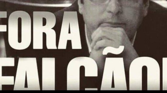 Imagem Torcedores do Vitória pedem saída do presidente Carlos Falcão