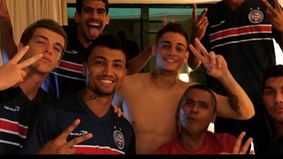 Imagem  Jogadores e ex-jogador do Bahia comemoram eliminação do Vitória