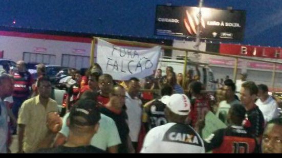 Imagem Torcedores começam a chegar ao Barradão e pedem saída de Falcão