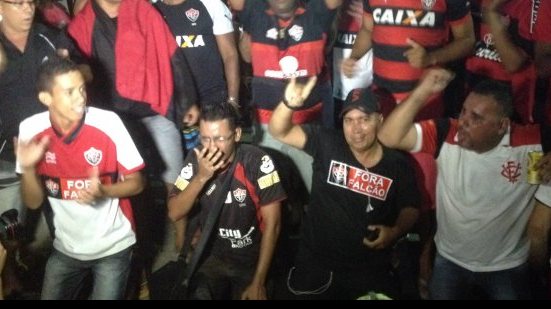Imagem Torcedores comemoram renúncia de Falcão e citam dois nomes para assumir