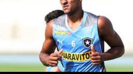 Imagem Zagueiro que forçou saída do Vitória sofre com esquecimento no Botafogo