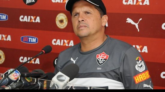 Imagem Sem presidente no comando do Vitória, técnico tenta blindar jogadores