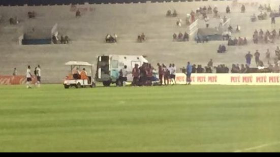 Imagem Após entrada de lateral do Bahia, jogador do Campinense tem fratura na perna