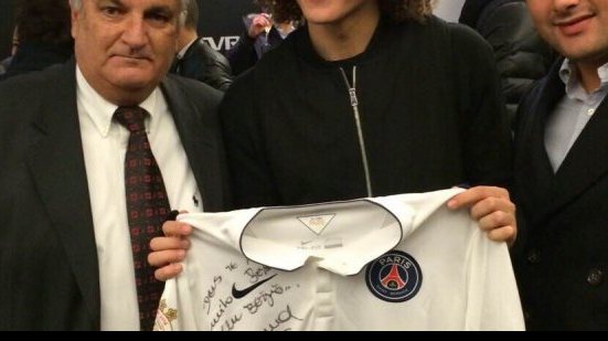 Imagem David Luiz presenteia Alexi Portela com camisa do PSG
