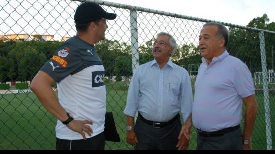 Imagem Ainda sem Escudero, Claudinei relaciona jogadores do Vitória para decisão