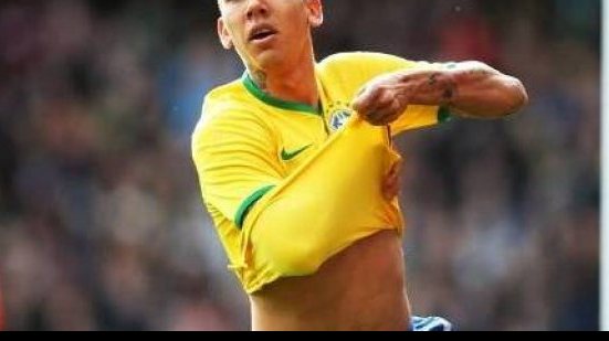 Imagem Firmino brilha e Brasil bate Chile em amistoso na Inglaterra
