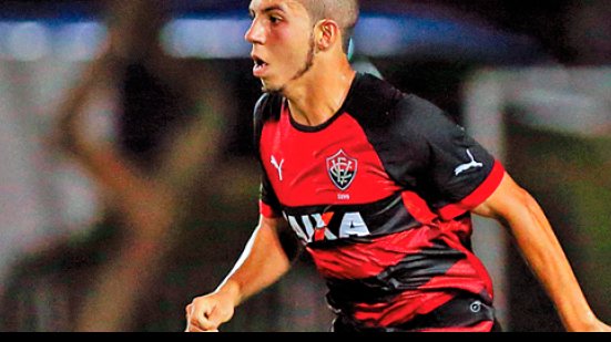 Imagem Volante elogia nova função e técnico do Vitória: &quot;me deu liberdade&quot;