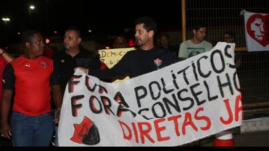 Imagem Torcedores protestam do lado de fora do Barradão 