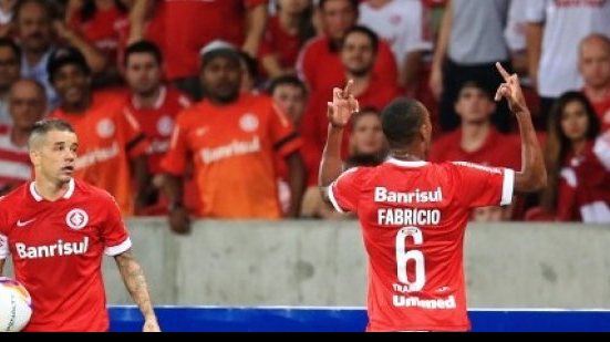 Imagem Vídeo: lateral do Internacional se enfurece e mostra dedo para torcida colorada