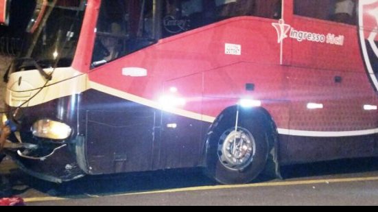 Imagem Fotos: ônibus do Vitória quebra na Paralela e precisa ser rebocado