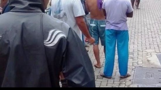 Imagem Mesmo debaixo de chuva, torcida faz grande fila para assistir Bahia x Sport