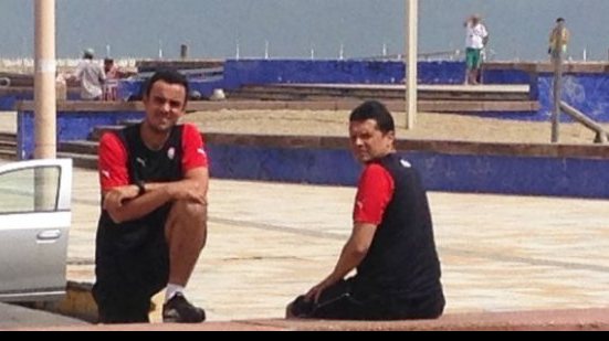 Imagem Parte do elenco do Vitória realiza treino físico em praia em Fortaleza