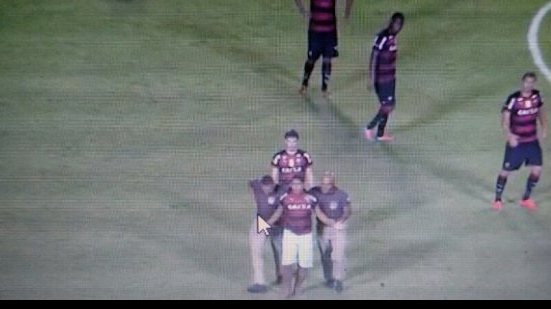 Imagem Torcedor do Vitória invade campo, mas é contido pela Polícia