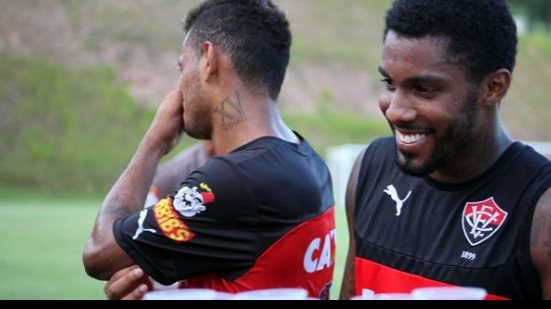 Imagem Com Mansur e Rhayner, Vitória está relacionado para duelo com Anapolina