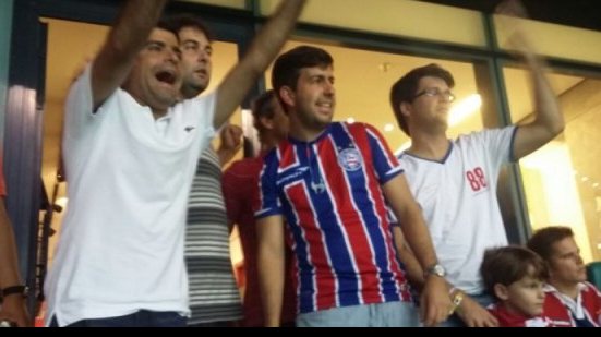 Imagem Torcedor do Bahia, prefeito ACM Neto vibra na Fonte Nova