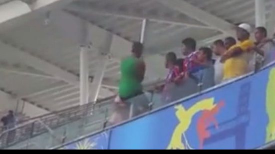 Imagem Vídeo: prestes a cair da arquibancada, torcedores mudam de setor na Fonte Nova