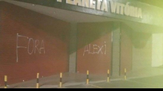Imagem Torcida picha portões do Barradão e pede saídas de ex-presidente e meia