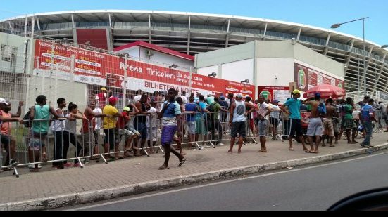 Imagem Tricolores formam filas na Arena em busca de ingressos para Bahia x Juazeirense