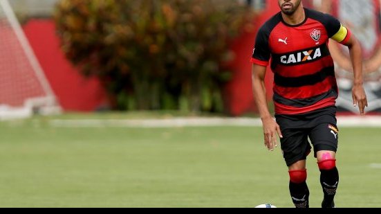 Imagem Atlético-PR atravessa Joinville e contrata ex-zagueiro do Vitória