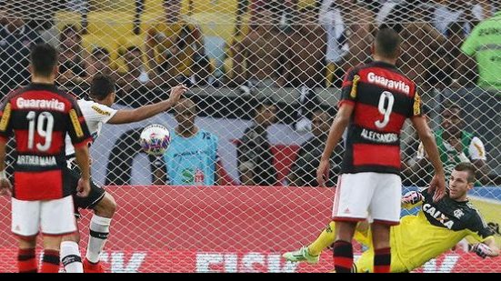 Imagem Vasco vence o Flamengo em jogo polêmico e vai à final do Carioca