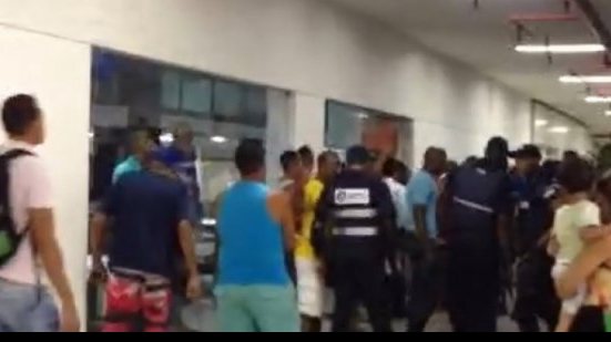 Imagem Torcedores do Bahia saem no tapa em shopping por ingressos da final do Nordestão