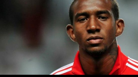 Imagem Talisca joga &#039;baba&#039; em vila portuguesa e pode ser multado pelo Benfica