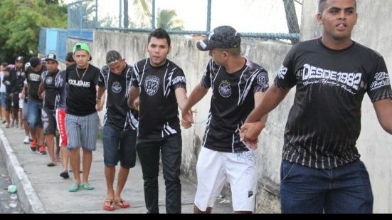 Imagem Torcida do Ceará se envolve em confusão na Orla e é conduzida pela polícia