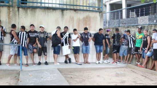 Imagem Bandidos armados saqueiam ônibus da torcida do Ceará em Patamares