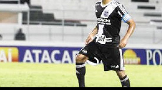 Imagem Santos tenta contratação de volante que decepcionou no Vitória