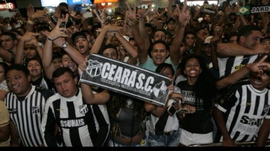 Imagem Torcida do Ceará lota aeroporto e faz festa após triunfo sobre o Bahia