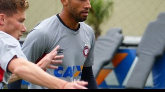 Imagem Kadu comemora acerto com o Atlético-PR e avisa que torce pela subida do Vitória