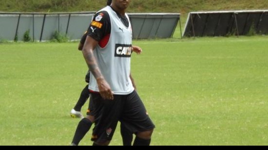 Imagem Claudinei Oliveira testa Luiz Gustavo na lateral direita do Vitória