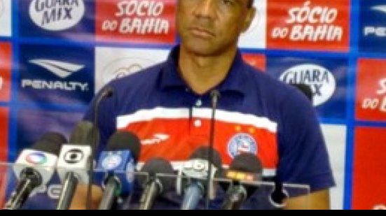Imagem Durante coletiva, técnico é atingido por xixi lançado do vestiário do Bahia