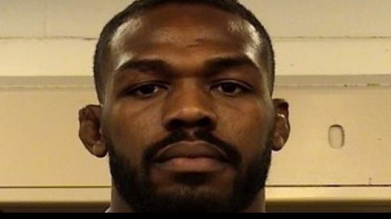 Imagem Jon Jones se entrega à polícia nos EUA