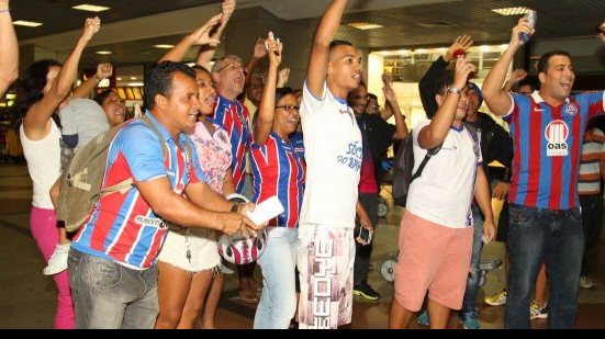 Imagem Torcida apoia jogadores no aeroporto antes do embarque do Bahia
