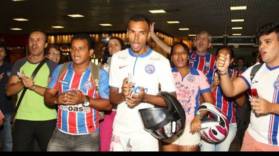 Imagem  Bahia embarca ao som do hino do clube entoado por torcedores 
