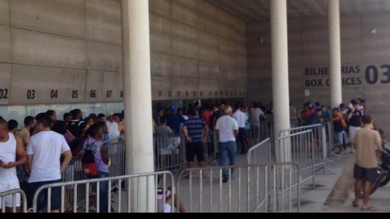 Imagem Tricolores movimentam bilheterias do Castelão em busca de ingressos para final