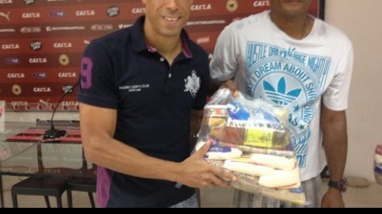 Imagem Jorge Wagner presenteia funcionários do Vitória com cestas básicas