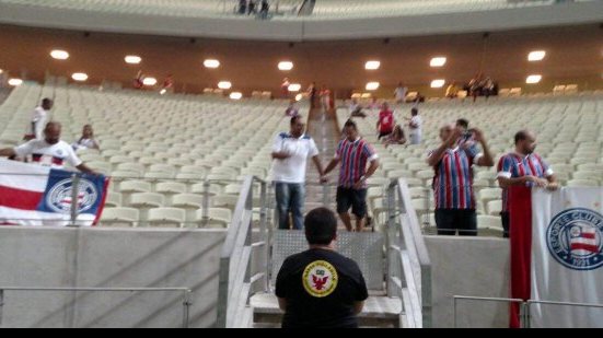 Imagem Torcedores do Bahia começam a entrar no Castelão